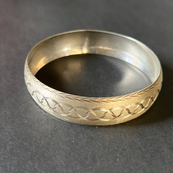 VINTAGE🗝️Lightweight Engraved Metal Bangle - Picture 1 of 7